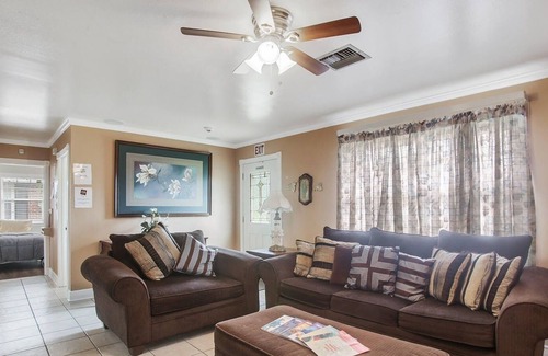 Old Aurora Casa | River Oaks Point Vacation Minutes to Downtown Quiet Area! by Redawning