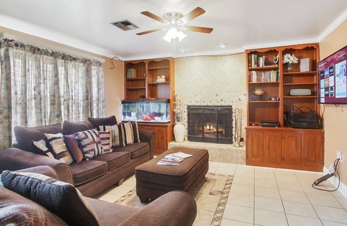 Old Aurora Casa | River Oaks Point Vacation Minutes to Downtown Quiet Area! by Redawning