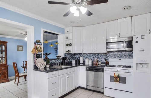 Old Aurora Casa | River Oaks Point Vacation Minutes to Downtown Quiet Area! by Redawning