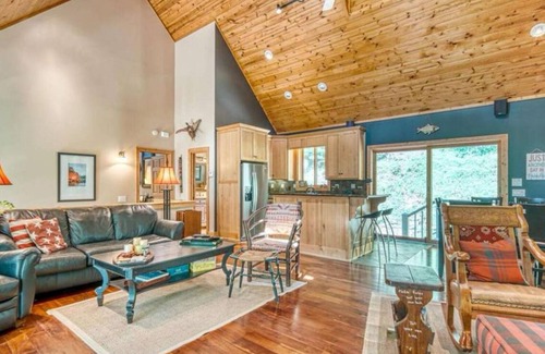 Murphy Casa | "River Paradise!" Luxury waterfront home situated on beautiful Hiawassee River.