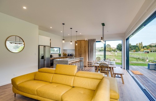 Tuki Tuki Casa | River Range Cottage - Havelock North Holiday Home