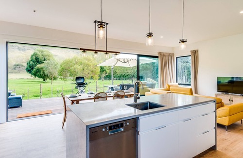 Tuki Tuki Casa | River Range Cottage - Havelock North Holiday Home