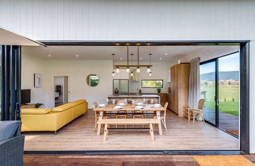 Tuki Tuki Casa | River Range Cottage - Havelock North Holiday Home