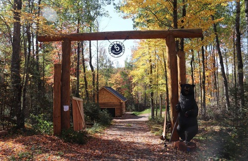 Crystal Falls Cabina | RIVER RENTAL NEW LOG CABIN-POOL SPA ON THE PAINT RIVER-DOCK-CANOES FISH GOLF ORV