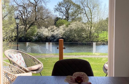 Tiddington Casa | River Retreat Lodge is front line with panoramic views over the river Avon.