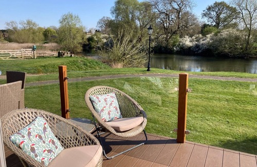 Tiddington Casa | River Retreat Lodge is front line with panoramic views over the river Avon.