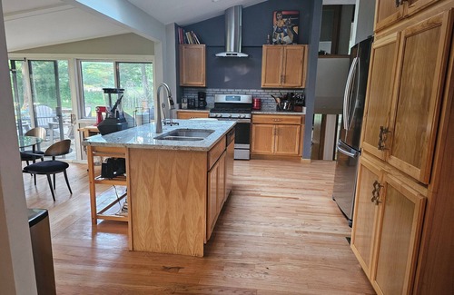 Mequon Casa | River Retreat and Executive Rental - 5BR