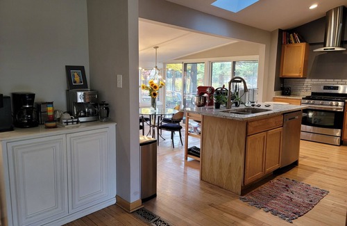 Mequon Casa | River Retreat- HighTech Meet River Wildlife Habitat - yr. round fire pit, deck