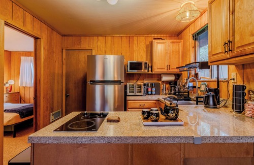 Gold Bar Cabina | River Retreat: Hot Tub, 3 Stories, River Access!
