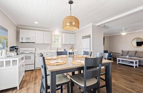Winterport Cabaña | River Retreat -Stylish, Stunning Water View, Dogs, Fire Pit, Private, Yard Games