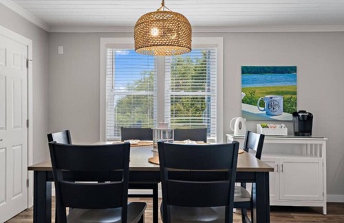 Winterport Cabaña | River Retreat -Stylish, Stunning Water View, Dogs, Fire Pit, Private, Yard Games