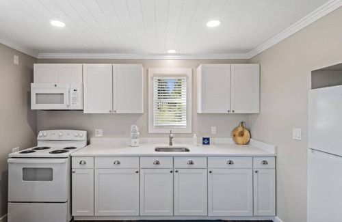 Winterport Cabaña | River Retreat -Stylish, Stunning Water View, Dogs, Fire Pit, Private, Yard Games