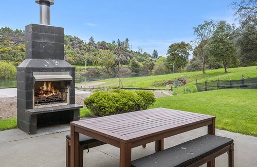 Rangatira Park Cabaña | RIVER RETREAT - TAUPO HOLIDAY HOME, family friendly in Two Mile Bay