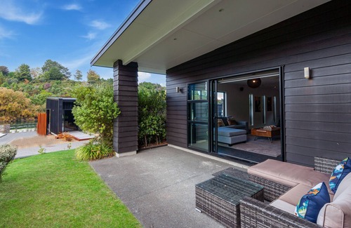 Rangatira Park Cabaña | RIVER RETREAT - TAUPO HOLIDAY HOME, family friendly in Two Mile Bay