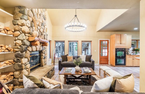 Four O'Clock Casa | River Rock by AvantStay | 8 Bedroom Ski Estate w/ Hot Tub & Movie Theatre