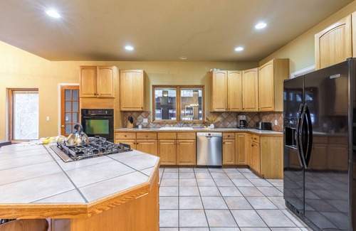 Four O'Clock Casa | River Rock by AvantStay | 8 Bedroom Ski Estate w/ Hot Tub & Movie Theatre