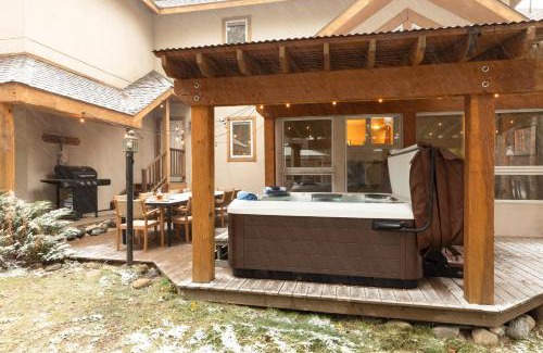 Peak 8 Casa | River Rock by AvantStay 8 Bedroom Ski Estate w Hot Tub Movie Theatre 10 Min Walk to Mtn