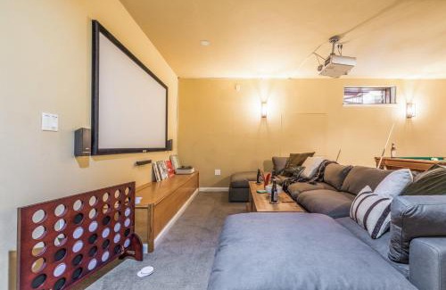 Peak 8 Casa | River Rock by AvantStay 8 Bedroom Ski Estate w Hot Tub Movie Theatre 10 Min Walk to Mtn