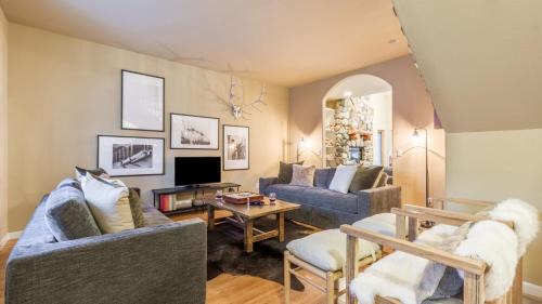 Peak 8 Casa | River Rock by AvantStay 8 Bedroom Ski Estate w Hot Tub Movie Theatre 10 Min Walk to Mtn