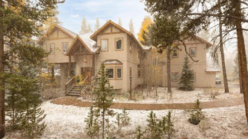 Peak 8 Casa | River Rock by AvantStay 8 Bedroom Ski Estate w Hot Tub Movie Theatre 10 Min Walk to Mtn