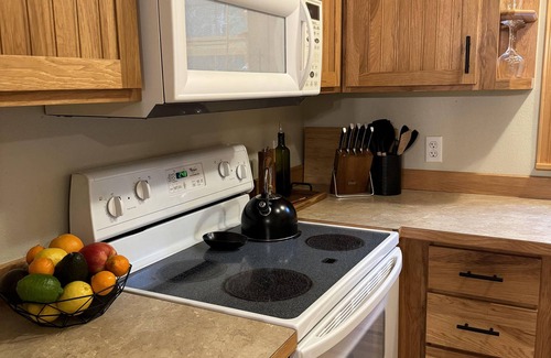 Skykomish Chalet De Esquí | River Rock Chalet - Hot Tub, Pets, EV Charger, Minutes to Stevens Pass
