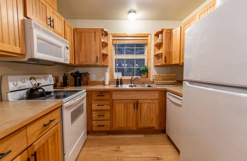 Skykomish Chalet De Esquí | River Rock Chalet - Hot Tub, Pets, EV Charger, Minutes to Stevens Pass