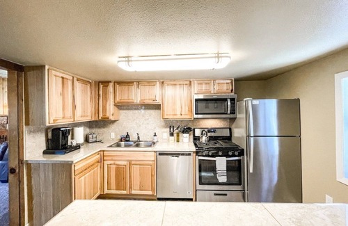 Cascade-Chipita Park Casa | River Rocks Retreat | Hot Tub | Fire Pit | Views!