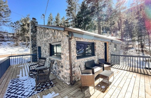 Cascade-Chipita Park Casa | River Rocks Retreat | Hot Tub | Fire Pit | Views!