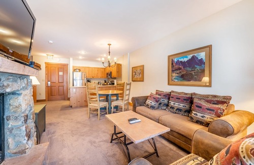 River Run Condominio | ** Nuevo listado ** Balcón grande, vistas parciales de la pendiente, cama King, WIFI gratis
