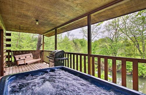 Sevierville Casa | River Rush- Cozy Riverfront Cabin 5 Mi to Pigeon Forge