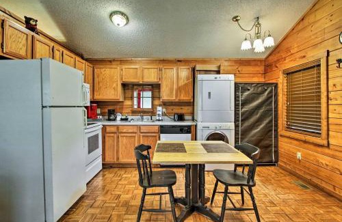 Sevierville Casa | River Rush- Cozy Riverfront Cabin 5 Mi to Pigeon Forge