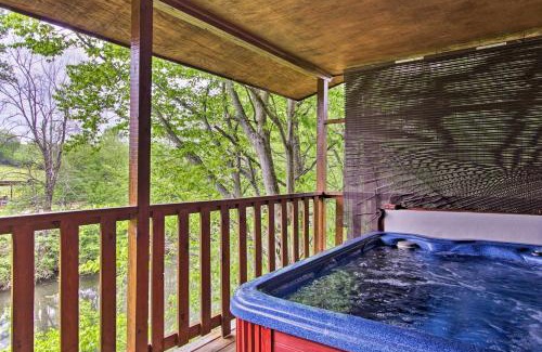 Sevierville Casa | River Rush- Cozy Riverfront Cabin 5 Mi to Pigeon Forge