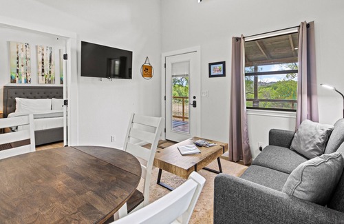 Fredericksburg Cabaña | River's Edge Cottage on waterfront with full river access - near wineries