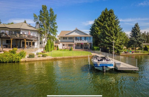 Post Falls Casa | River's Edge Oasis, private dock, 2 kitchens, pool table, dog friendly!