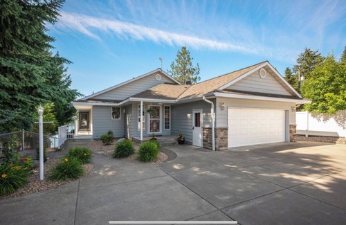 Post Falls Casa | River's Edge Oasis, private dock, 2 kitchens, pool table, dog friendly!