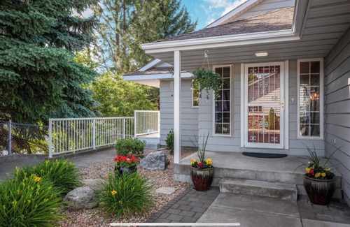 Post Falls Casa | River's Edge Oasis, private dock, 2 kitchens, pool table, dog friendly!
