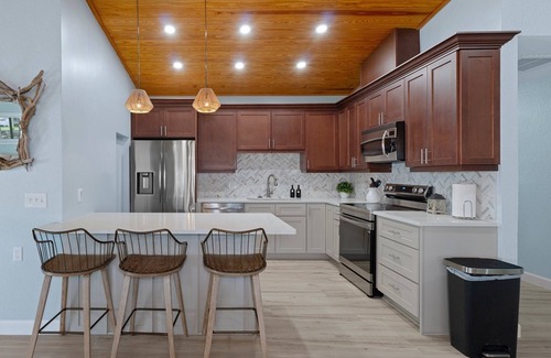 Homosassa Casa | River's Edge Retreat-3/3.5, sleeps 9, waterfront with dock! Newly Remodeled!