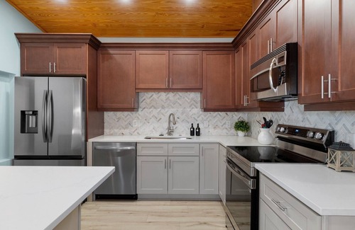 Homosassa Casa | River's Edge Retreat-3/3.5, sleeps 9, waterfront with dock! Newly Remodeled!
