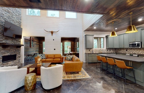 Broken Bow Cabina | River Sound-Creekside Cabin with hottub,playset,pool table- Virtual Tour Available