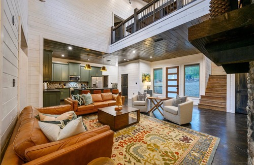 Broken Bow Cabina | River Sound-Creekside Cabin with hottub,playset,pool table- Virtual Tour Available
