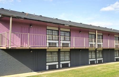 Fort Smith Hotel | River Valley Inn and Suites By Belvilla