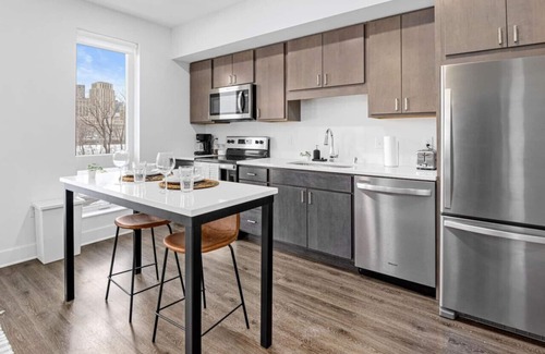 West Seventh Apartamento | River View 1 Bed- Gym, Hottub, Rooftop, BBQ