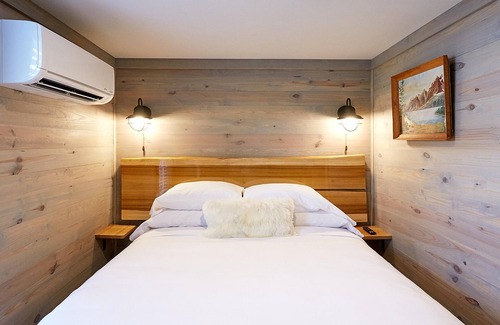 Arden Chalet De Esquí | River View Cabin with Hot Tub
