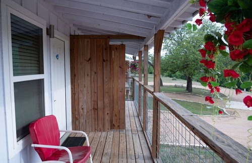 Kerrville Cabina | River View Deluxe King Cabin #19