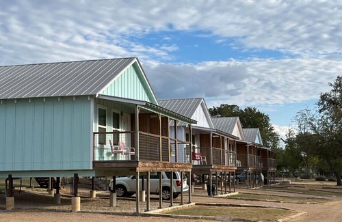 Kerrville Cabina | River View Deluxe King Cabin near Downtown #21