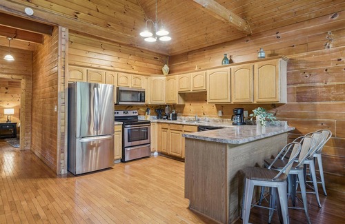 Sevierville Apartamento | River View Dog Friendly Game Room w Hot Tub