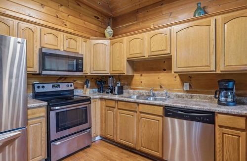 Sevierville Apartamento | River View Dog Friendly Game Room w Hot Tub