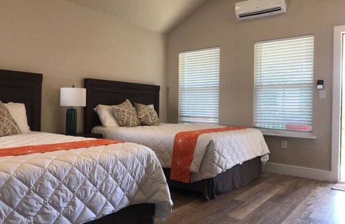 Kerrville Cabina | River View Double Queen Cottage #18