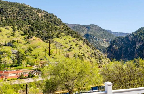 Glenwood Springs Casa | River View, Hotel Maxwell Anderson, Bar, Pet-Friendly, Close to Train Station
