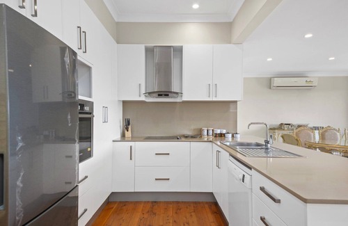 Hunters Hill Casa | River View Oasis | Spacious 3-Bed House with Pool
